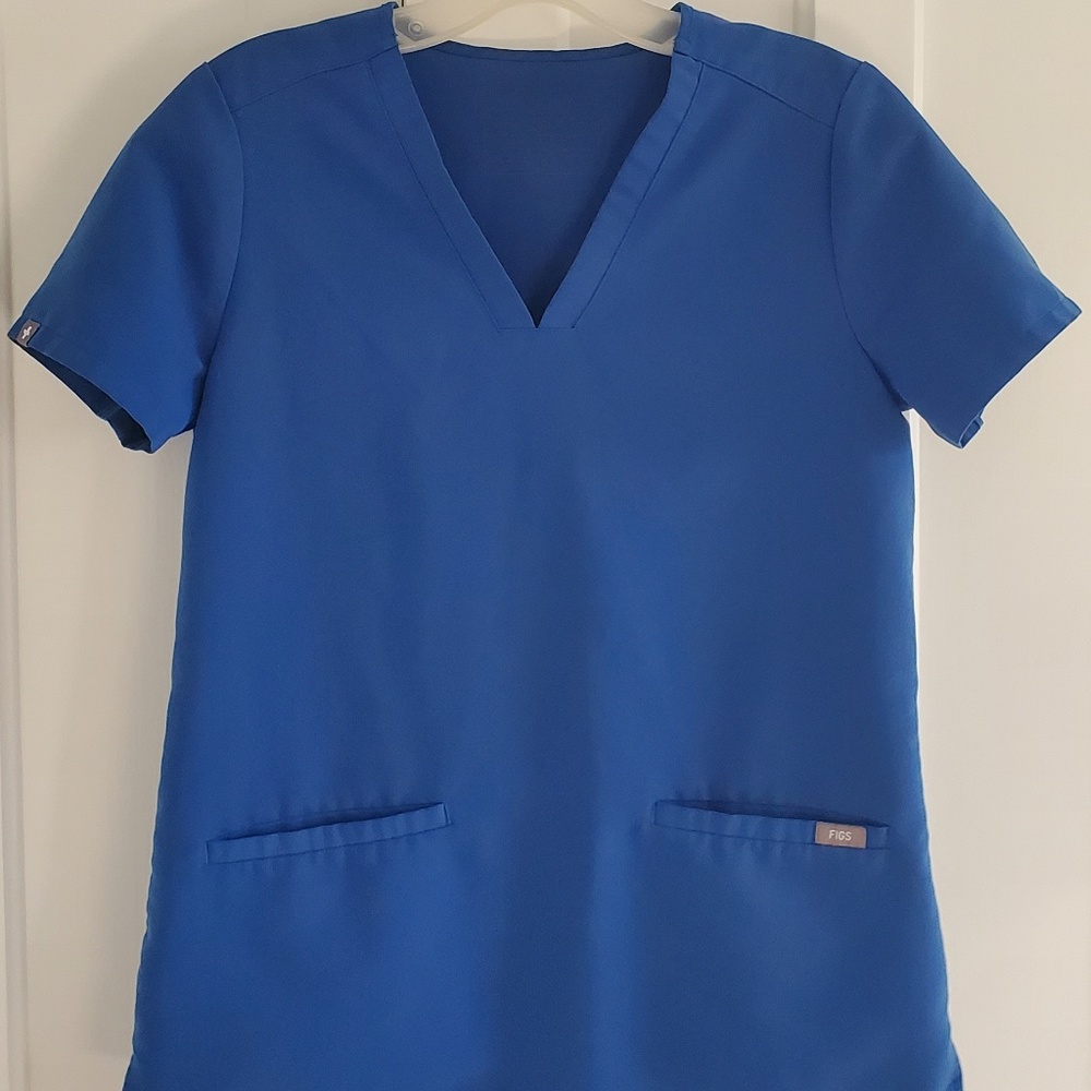 Casma three pocket scrub top